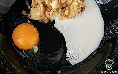 Бананы разомните вилкой, добавьте яйцо и молоко.