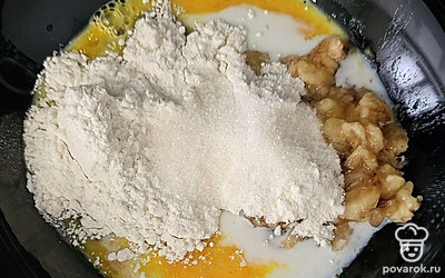 Всыпьте муку и сахар. Перемешайте. 