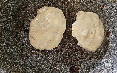 На растительном масле обжарьте оладьи с двух сторон до золотистой корочки. 