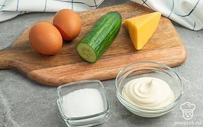 Убедитесь, что у вас есть все продукты в нужном количестве. Отварите куриное яйцо заранее, помойте огурец.