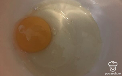 Разбейте одно яйцо в миску.