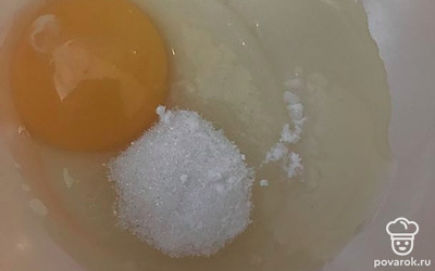 Добавьте соль, сахар и соду. Перемешайте венчиком или вилкой.