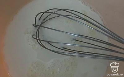 Влейте молоко, хорошо перемешайте.