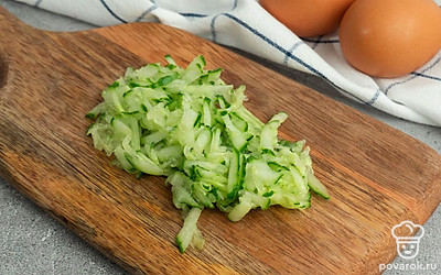 Очистите яйца, разрежьте их на половинки, удалите желток чайной ложкой. Желток мелко нарубите, натрите сыр, мелко нарежьте огурец.