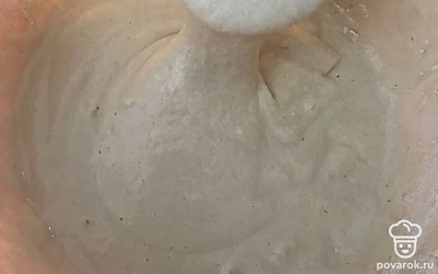 Постепенно просейте муку. Должна получиться консистенция густой сметаны.