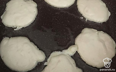 Жарьте оладьи с одной стороны на разогретой с растительным маслом сковороде примерно 1-2 минуты. Затем переверните, накройте крышкой и уменьшите огонь. Обжарьте 2 минуты, чтобы оладушки пропеклись. 