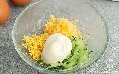 Перемешайте в отдельной миске майонез, сыр, желток и огурец до густой массы. Посолите и поперчите.