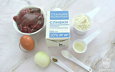 Подготовьте все ингредиенты. Почистите лук. 