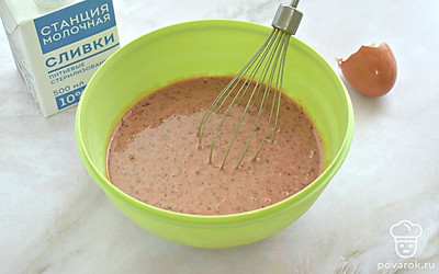 Куриную печень и лук пропустите через мясорубку. К печеночно-луковой массе вбейте яйцо, всыпьте муку и влейте сливки, посолите и поперчите. Хорошо перемешайте ингредиенты венчиком. Если тесто получилось жидким, добавьте еще немного муки. 