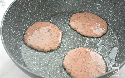 Разогрейте на сковороде растительное масло. Выложите печеночное тесто на сковороду столовой ложкой. 