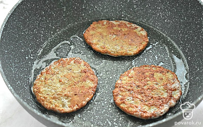 Жарьте печеночные оладьи примерно по 2,5-3 минуты с каждой стороны.