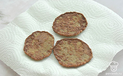 Готовые оладьи переложите на бумажные полотенца, чтобы удалить излишки масла.