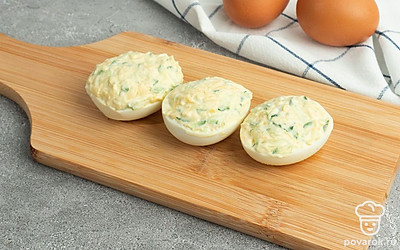 Выложите начинку в яичный белок.