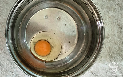 Вбейте в удобную посуду куриное яйцо. 