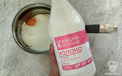 Сюда же влейте молоко. Взбейте все венчиком.