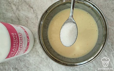 Добавьте сахар и тщательно перемешайте.