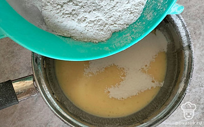 Далее влейте растительное масло и всыпьте просеянную муку. 