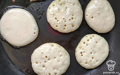 Выложите тесто на разогретую сковороду с растительным маслом. Жарьте до золотистой корочки с двух сторон.