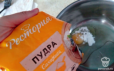 Яйцо взбейте с сахарной пудрой и солью. Добавьте кефир. Он должен быть комнатной температуры.