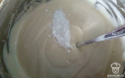 В конце добавьте соду, еще раз все перемешайте.