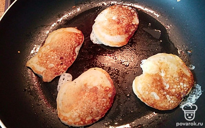 На сковороду влейте немного растительного масла, выложите смесь (по столовой ложке). Обжарьте примерно по 1 минуте с каждой стороны до золотистого цвета. Готово!