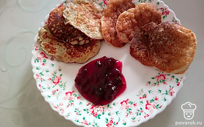 Подавайте оладьи с вареньем или сгущенным молоком.