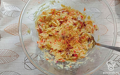 Добавьте соль, перец, приправу по вкусу и перемешайте.