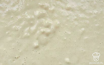 К муке добавьте яйцо, сахар, разрыхлитель. Перемешайте тесто до однородной массы.