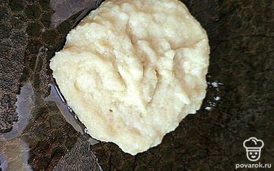 Жарьте на растительном масле с двух сторон. Томите до золотистой корочки. 