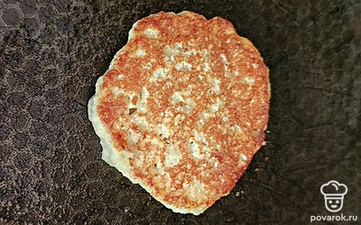 Жарьте примерно по 5 минут с каждой стороны. 