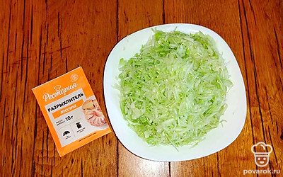 Кабачок помойте, натрите на крупной терке.