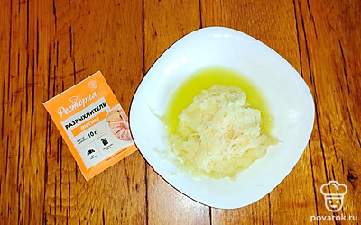 Картофель крупного размера очистите и натрите на мелкой терке.