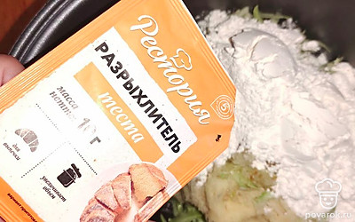 Введите пшеничную муку, соль, разрыхлитель. Перемешайте. 