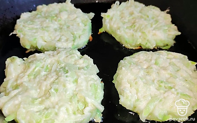 Сформируйте оладьи. На разогретой сковороде с добавлением растительного масла пожарьте с двух сторон. 