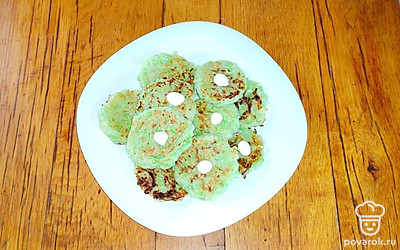 Оладьи украсьте чесночным соусом. Приятного аппетита! 