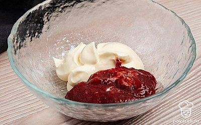 Смешайте майонез и кетчуп. Хорошо перемешайте.