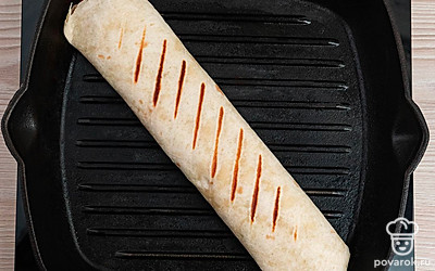 На сковороду гриль налейте немного масла и обжарьте с двух сторон.