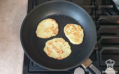 На сковороде разогрейте растительное масло. Получившуюся массу выкладывайте столовой ложкой, формируя оладьи. Обжаривайте на среднем огне с каждой стороны до образования золотистой корочки.