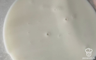 В салатницу налейте молоко.