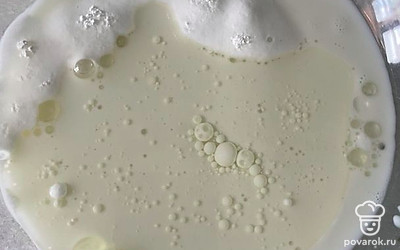 Влейте растительное масло.