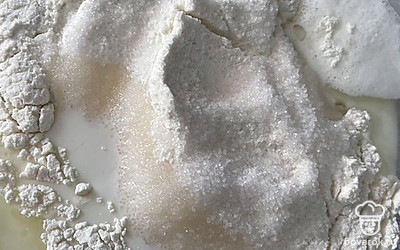 Всыпьте сахар и муку.