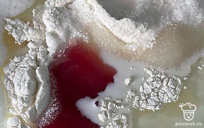 Добавьте ложку вишневого пюре.