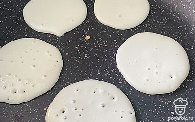 Выпекайте на сухой сковороде до готовности с двух сторон.