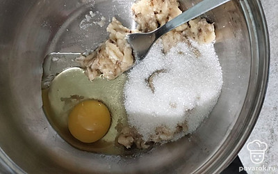 Добавьте яйцо и сахар. Тщательно перемешайте. 