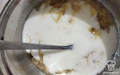 Добавьте кефир комнатной температуры.