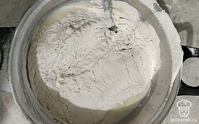 Добавьте просеянную муку и разрыхлитель теста. Перемешайте до однородного состояния.