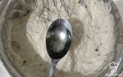 Добавьте растительное масло. Перемешайте.