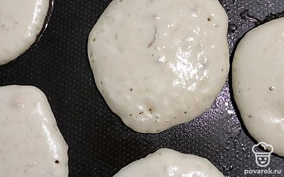 Выкладывайте тесто на раскаленную сковороду с растительным маслом. Жарьте до золотистой корочки с двух сторон.