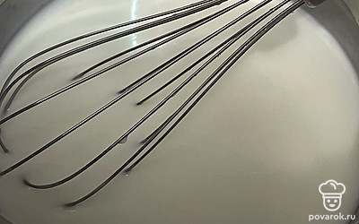 Всыпьте сахар и щепотку соли.