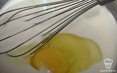 Добавьте яйцо, перемешайте венчиком.